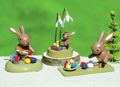 Hase mit Schneeglöckchen