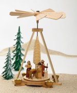 Pyramide Christi Geburt natur