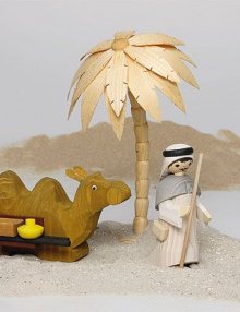 Kameltreiber mit liegendem Kamel