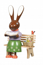 Häsin sitzend, mit Buch und Korb