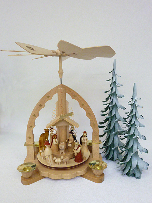 Pyramide Krippe mit Hirten und Königen, hell