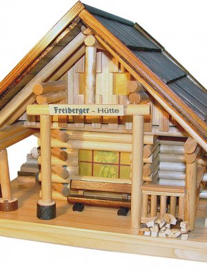 Räucher- Lichterhaus "Freiberger Hütte" mit Kettensäger