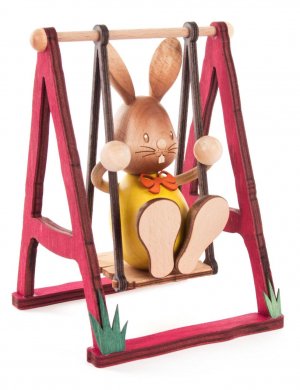 Osterhase Stupsi auf Schaukel