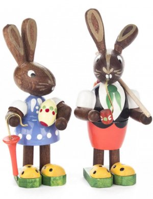 Osterhasenpaar mit Ei, Schirm und Pfeife