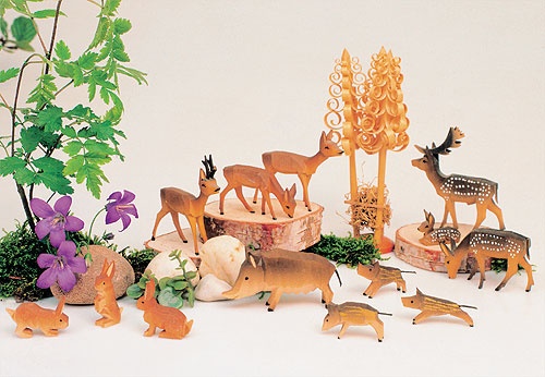 Wildschweingruppe geschnitzt