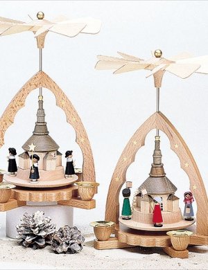 Pyramide Kurrende mit Seiffener Kirche