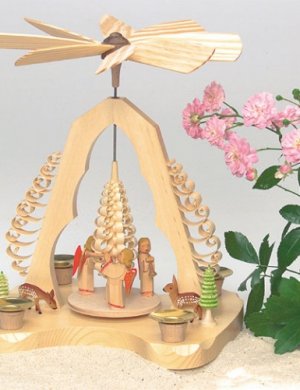 Pyramide Engeltrio, geschnitzt