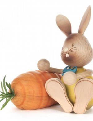 Osterhase Stupsi mit Möhre
