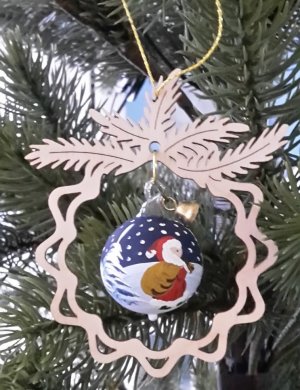Baumbehang Glaskugel Weihnachtsstern, im Zweig. Handbemalt und mundgeblasen. Hergestellt aus Birkensperrholz mit freibeweglicher Kugel ca 8 x 9cm