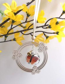 Behang Glaskugel Schmetterling im Blumenkranz