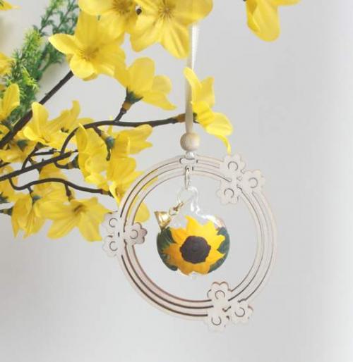 Behang Glaskugel Sonnenblume im Blumenkranz