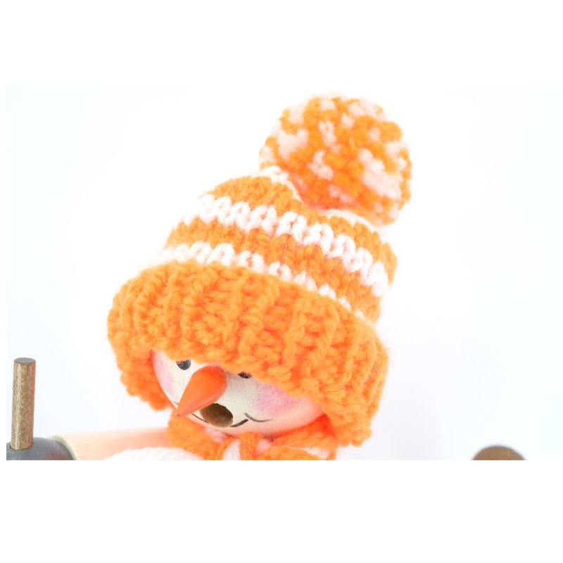 Räuchermann Schneemann mit orangener Mütze und Ski