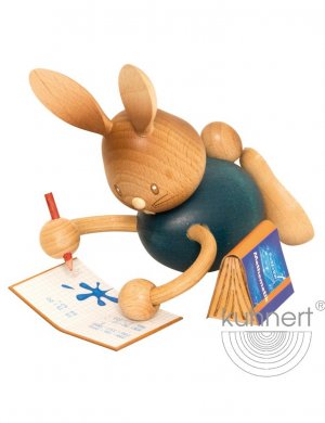 Osterhase Stupsi im Homeschooling, liegend mit Heft