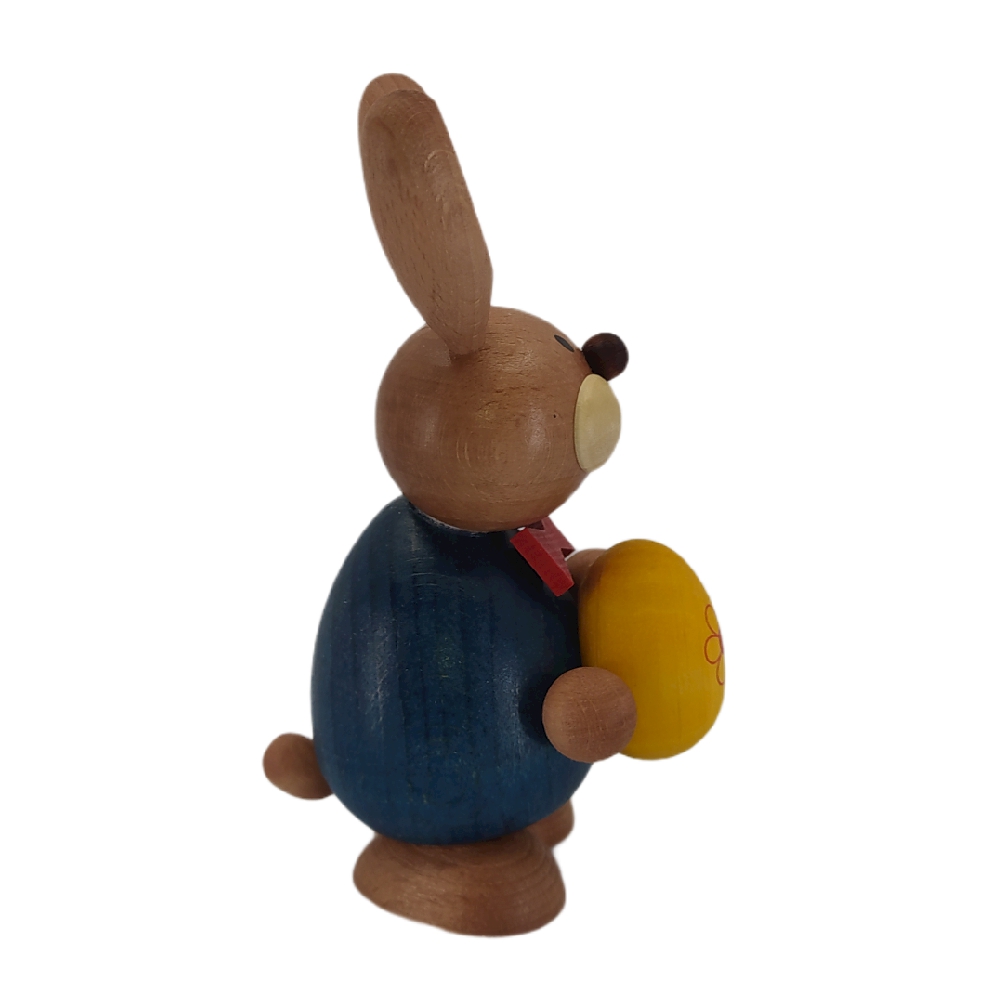 Osterhase stehend mit großem gelben Ei