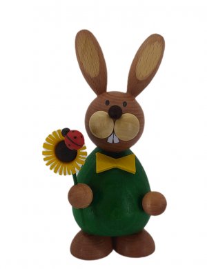 Osterhase stehend mit Sonnenblume