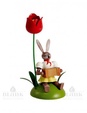 Blank Osterhase sitzend mit Tulpe und Harmonika