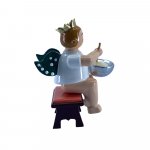 28250.02-Engel mit Teigschüssel, sitzend mit Krone-1-WEB1000x1000