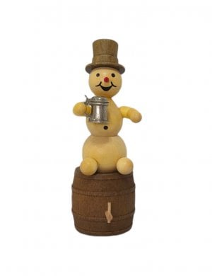 Schneemann mit Krug auf Bierfass