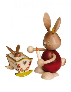 Osterhase Stupsi mit Baby und Wiege