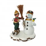 Hubrig Winterkind - Junge mit Schneemann