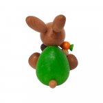 Osterhase sitzend mit Schnecke und Möhre
