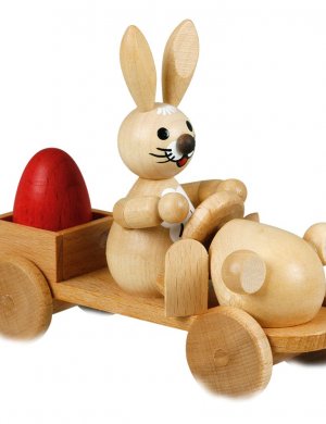 Osterhase im Auto