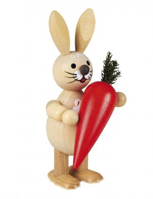 Osterhase mit großer Möhre