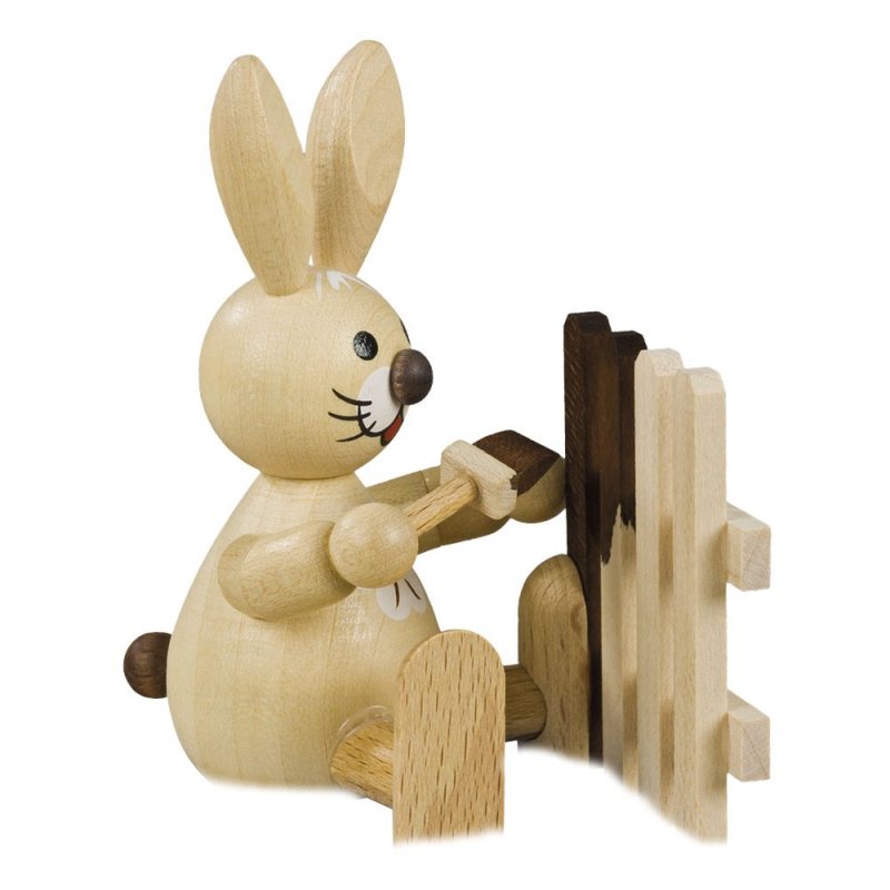 Osterhase beim Zaunstreichen