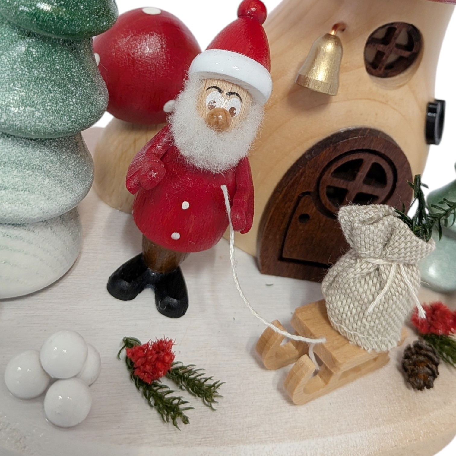 Räucherfigur Pilzhaus Niko der Weihnachtsmannwichtel